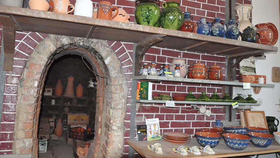 Półki z kaszubską ceramiką w Chmielnie